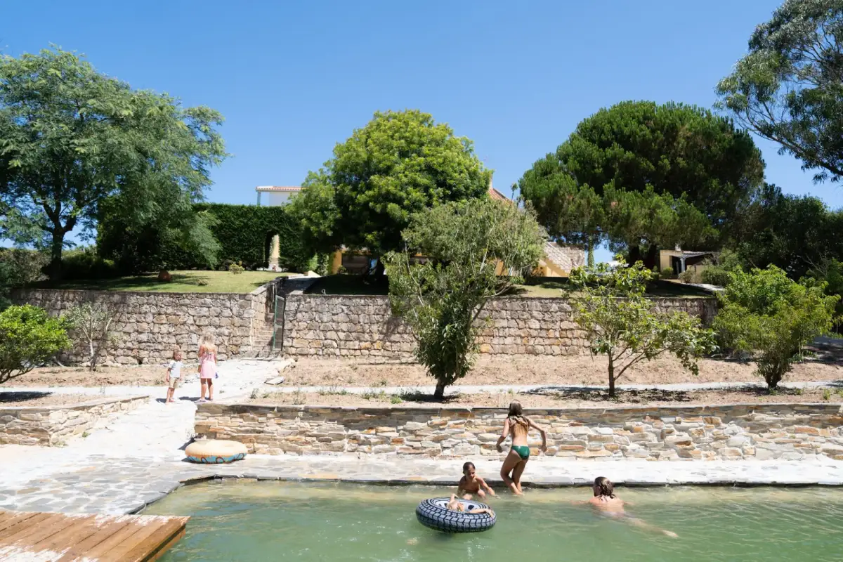 Бассейн с родниковой водой